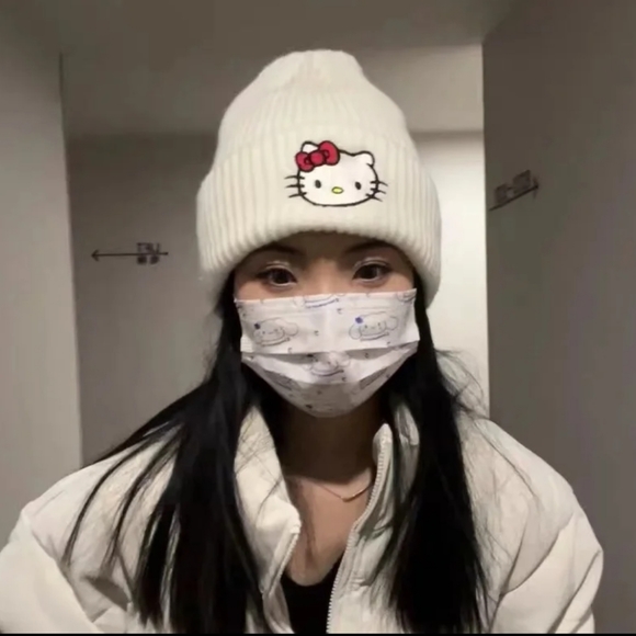 Hello Kitty Beanie (adult) - Picture 3 of 16